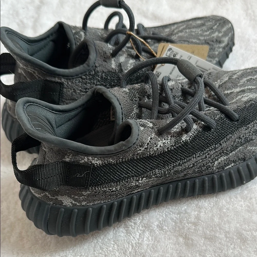 NWT Adidas Adult Yeezy Boost 350 V2 - Black and Gray